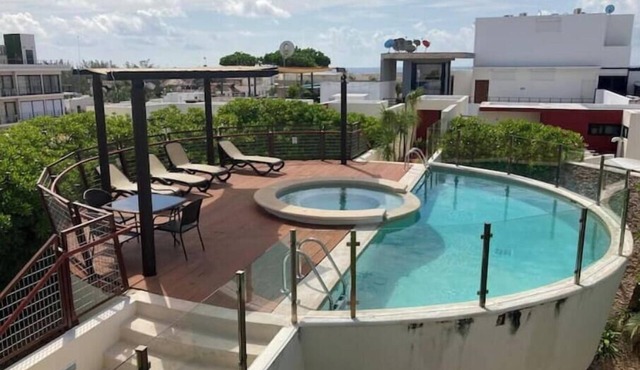 Heliko, 2 blocks from the beach!