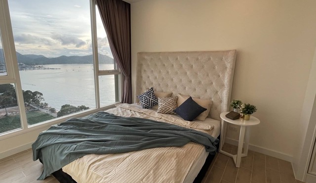 High-Rise 1 Bedroom Bang Sare Beach Condo: Peaceful beach 30 Mins from Pattaya in Tambon Bang Sare