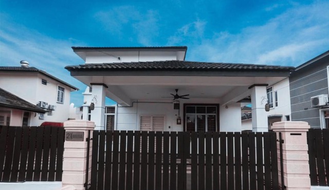 Homestay Anjung Seri Songket, Private Pool, BBQ & Spacious House