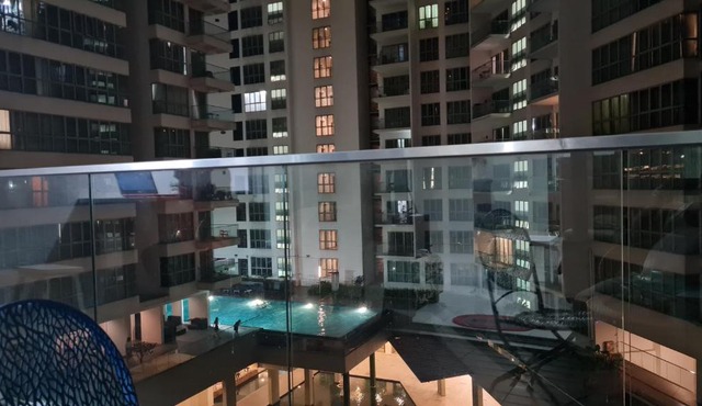Hostel At Regalia Sky Pool