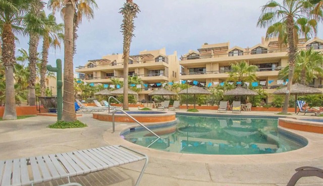 Hotel Zone condo, walking distance beach, pools and Jacuzzi, a centric place