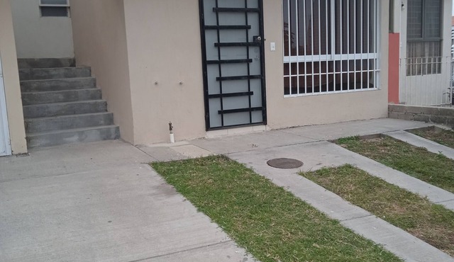 House located 10 min from the airport