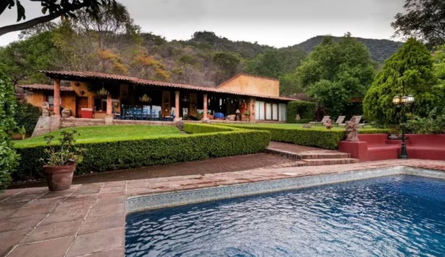 House with pool and private court