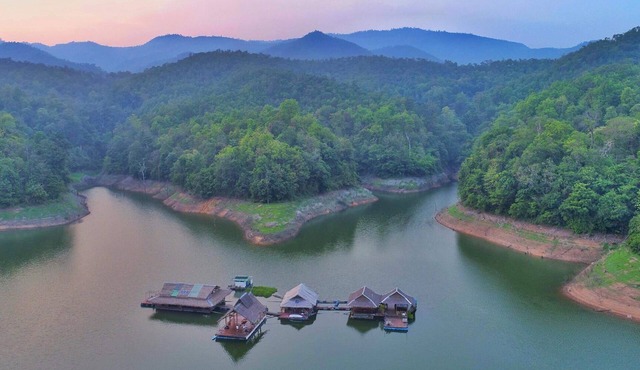 Houseboat Floating, Enjoy the sounds of nature whit a unique place.