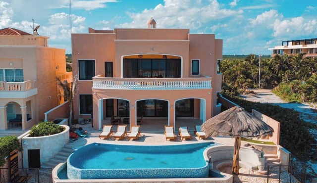 HT: Elegant Villa with Private Infinity Pool for 14 Guests