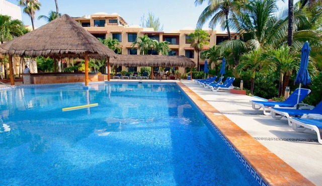 Isla Mujeres Condo #17 at Nautibeach- Playa Norte Beachfront, Pool, Walk to Town