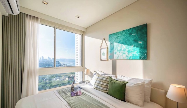 King Bed 2 Pools Full-Kitchen Gym Spa TV Wifi