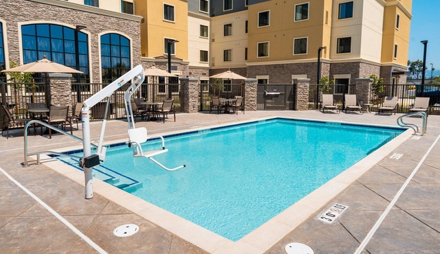 King Suite. Free Breakfast. Pool. Shared BBQ. Great for Business Travelers! in Newark