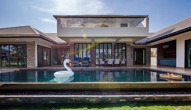 Kingfisher Luxury Pool Villa @ Silver Lake - Pet Friendly
