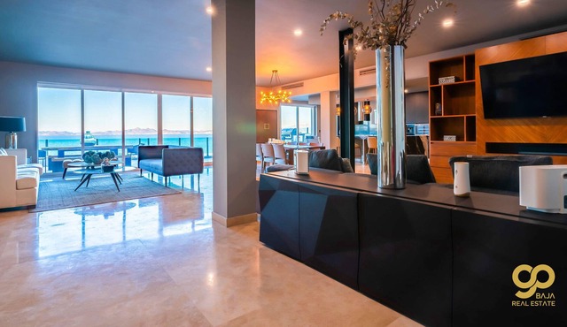 Lavish Bayview Penthouse, Beachfront Complex! in El Centenario