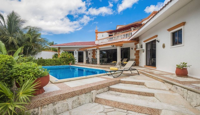 Lavish Gardens, Large Pool, 2 Blocks to Ocean