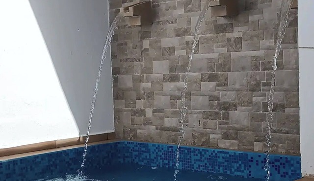 Linda casa con alberca y cascada.