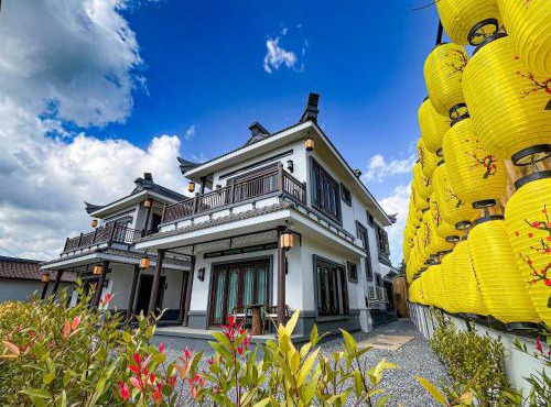 Longlai Kezhan Banrakthai บ้านรักไทย