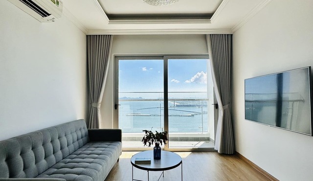 Lovely homestay on 29th floor, beautiful sea view, full equipped,3 mins to beach
