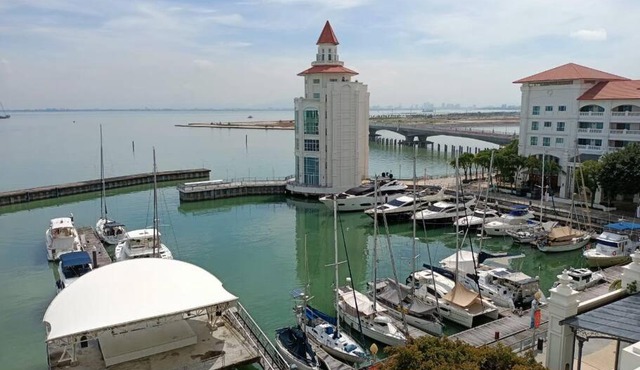 Lucky Waterfront at Straits Quay Seaview or Non