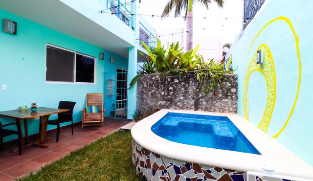 Luna - Alexa art loft w extras - bicycles & snorkel gear. shared pool & grill