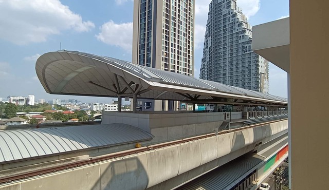 Luxurious 2 Bedroom condo next to MRT