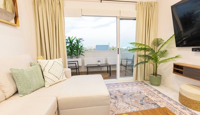 Luxurious 2 BR Condo, Rooftop Hot tubs+ Stunning Views & Amenities!