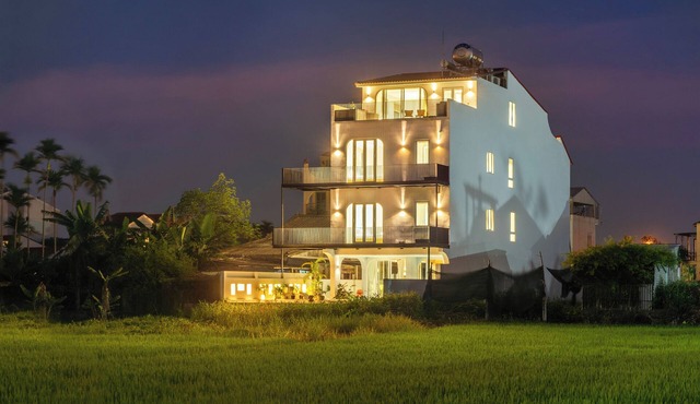 Luxurious 7-bedroom villa with Rice Field View