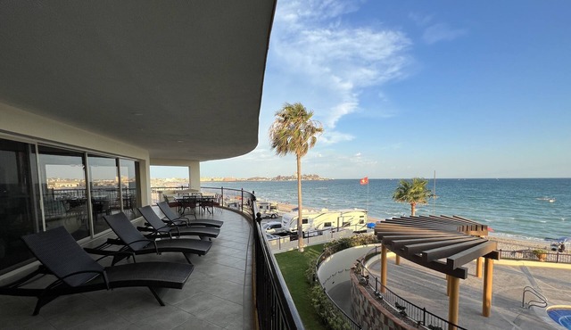 Luxurious former model - 4 bed/4 bath/4 pools wrap around balcony