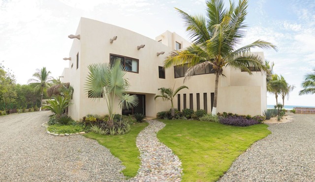 Luxurious oceanfront villa in Buenavista, 15 minutes from Ixtapa Zihuatanejo!