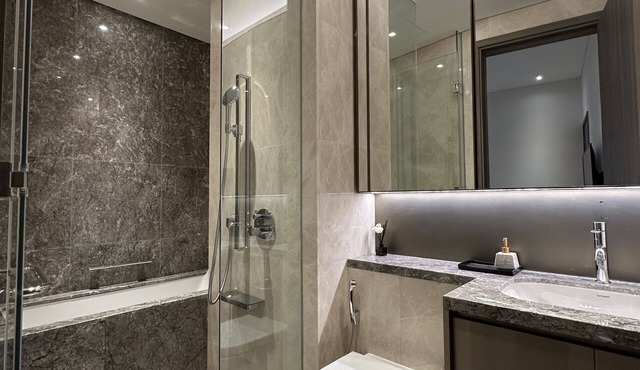 Luxury 2bd with rooftop pool & BBQ in the center of Saigon District 1