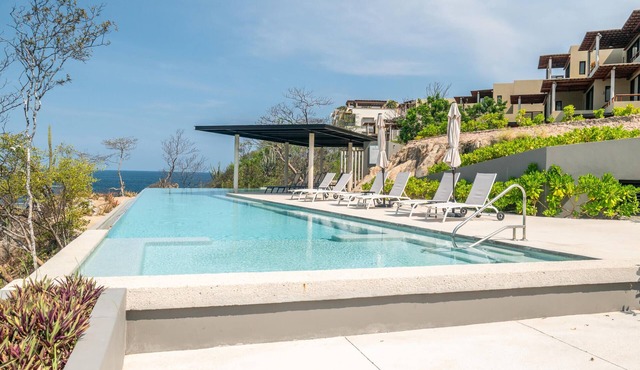 Luxury apartment with ocean view, beach access and high speed WIFI