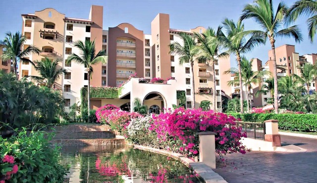 Luxury Beachfront Villa - 2 Bedrm, 1 bdrm, Suite or Studio- 2 min from the beach