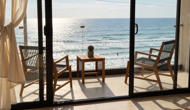 Luxury Beachfront with King Bed & AC