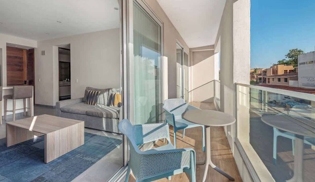 Luxury Condo w Pool & Rooftop, Steps from 5th Ave