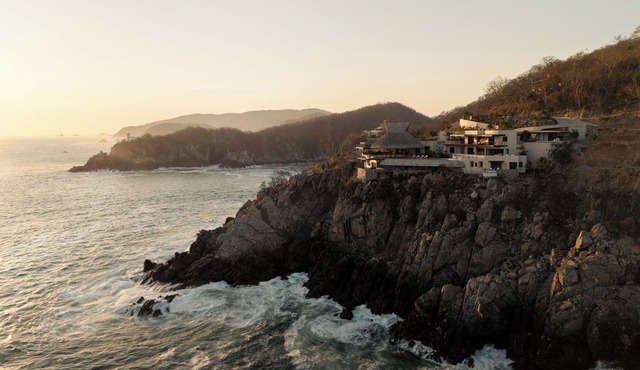 Luxury home on the cliffs of Zihuatanejo. Catering, gym, sauna, barbecue.