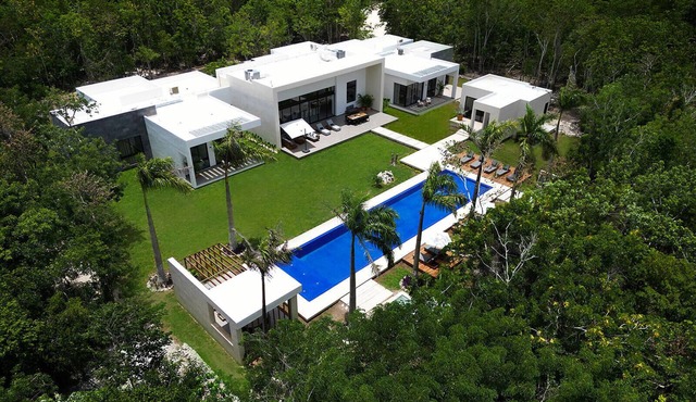 Luxury in Nature- pickleball, large Pool & Beach steps away