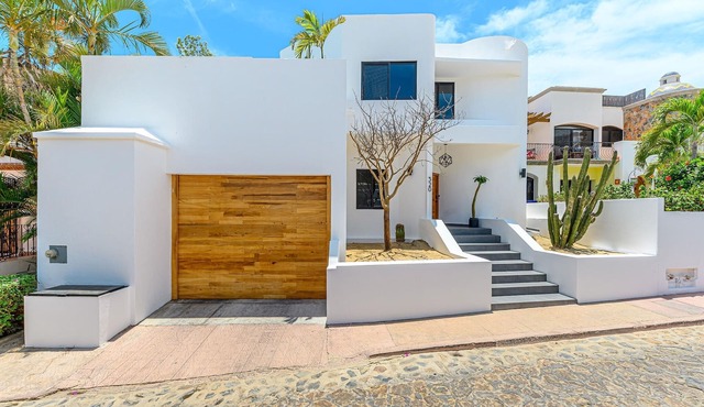 Luxury Modern Villa- 5min walk to marina/downtown. Gated Community. Game room.