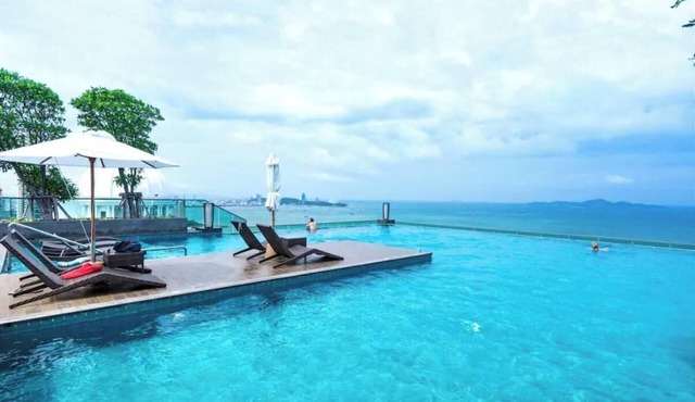 Luxury Studio Steps From Beach Sleeps 3