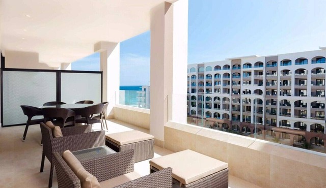 Luxury Two-Bedroom /Three-Bath Suite for Up To Six with Ocean-Inspired Comfort