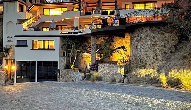 Luxury Villa in Pedregal -Incredible views- Walk to town!