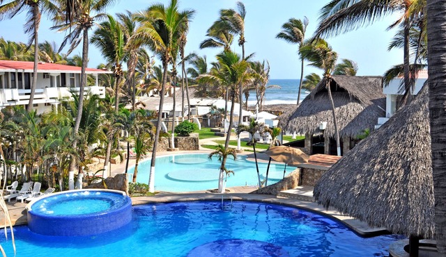Mar Paraiso Queen in Acapulco