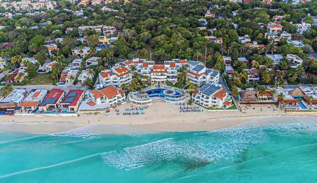 Million dollar view Beachfront penthouse, right on the sand! High speed WiFi!