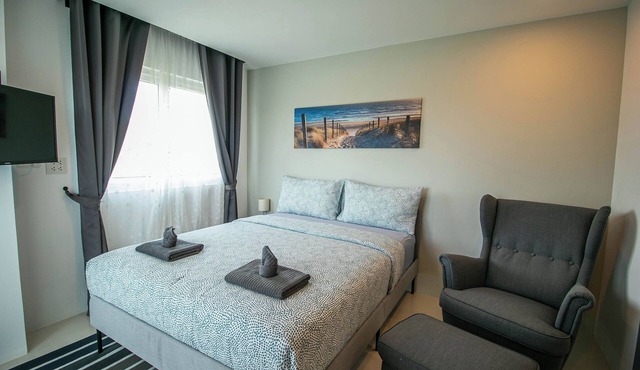 Mini Studio Queen bed w/armchair, Lake view, Kitchen, AC and Wi-Fi