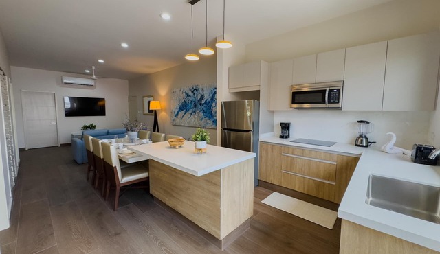 Modern 3 bdrm Condo in Golden Zone