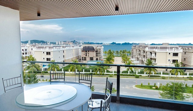 Modern 7-bedroom apartment with seaview balcony