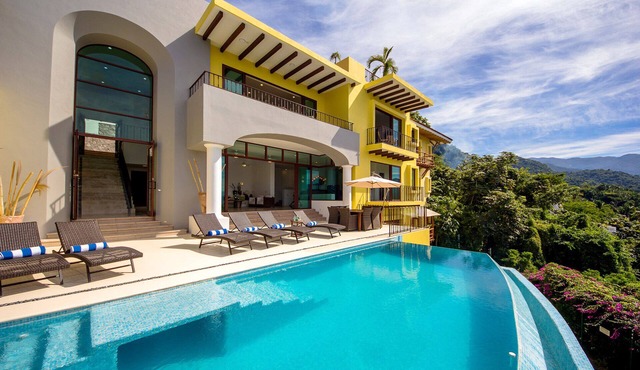 MODERN, ELEGANT W STUNNING VIEWS, PRIVATE POOL & STAFF