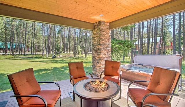Modern-Rustic Ronald Getaway: Hot Tub, Grill! in Ronald