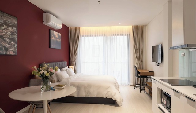 Modern studio w/balcony/bathtub/washing & dryers machine in the city center in Hà Nội