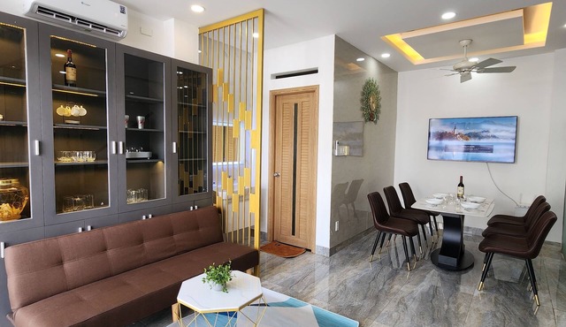 Moon's house/6 beds/10 persons/2,5 baths/full house/near Airport/BBQ rooftop