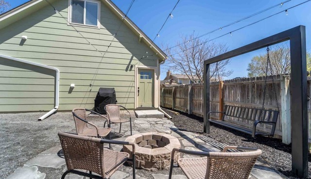‼️Morrison Getaway‼️ - 2BR House, BBQ , Free Parking in Morrison