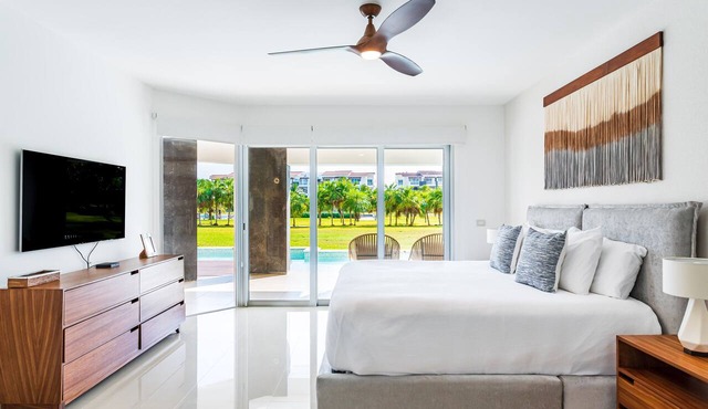 NEW 2 BR Apt SWIM UP at Mareazul Resort Sleeps 6