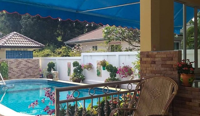 Newly built guest house directly at the pool