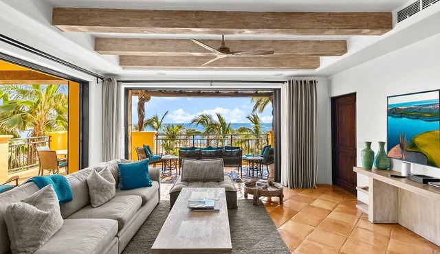 Newly Renovated Condo with Ocean View & Luxury Amenities in Beachfront Resort. Walk to Downtown
