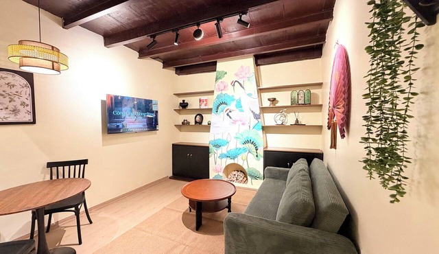 Night Market Location with Loft, Bath Tub, Luggage Locker, Max 6